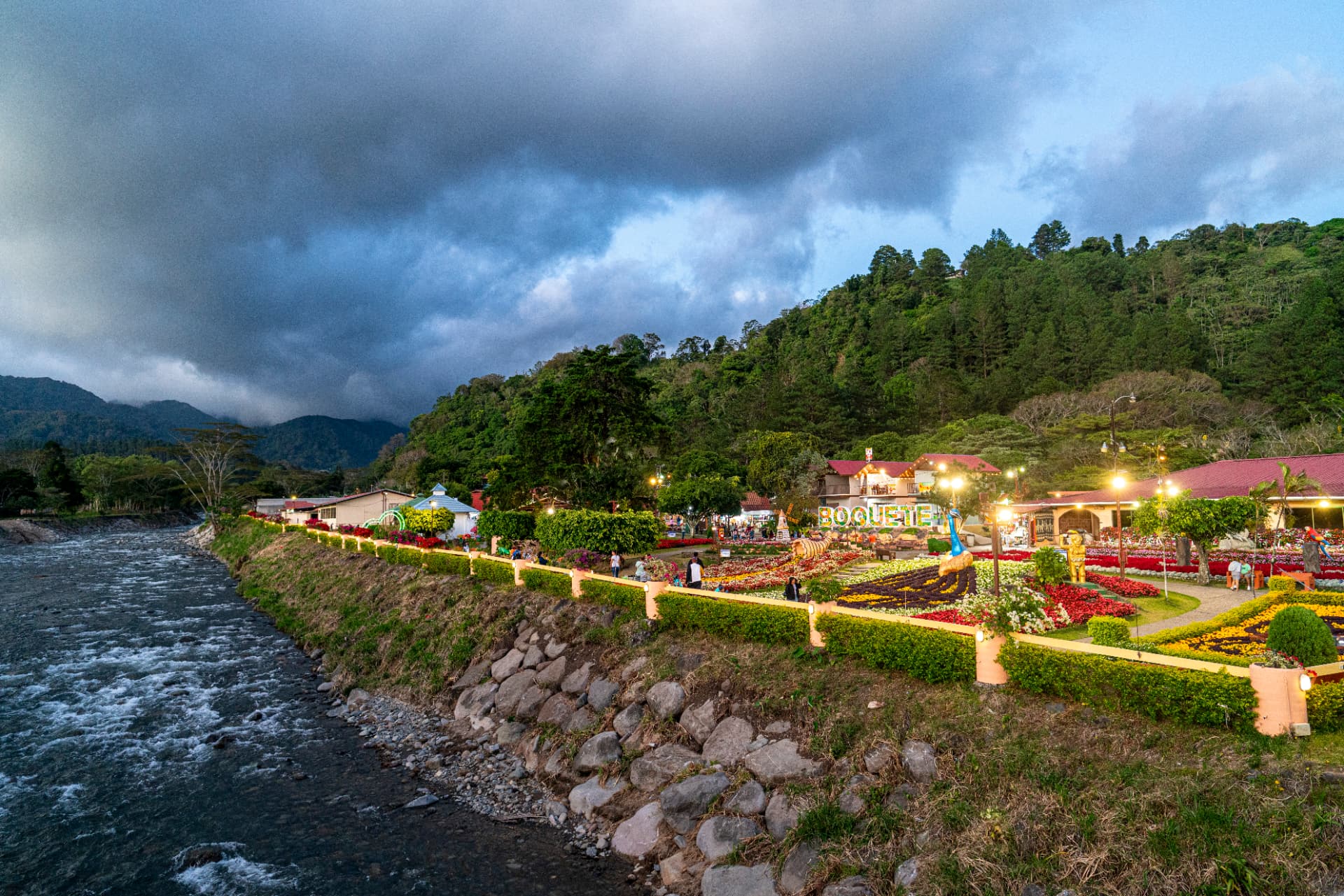 Feria de las Flores y el Café de Boquete junto al río Caldera